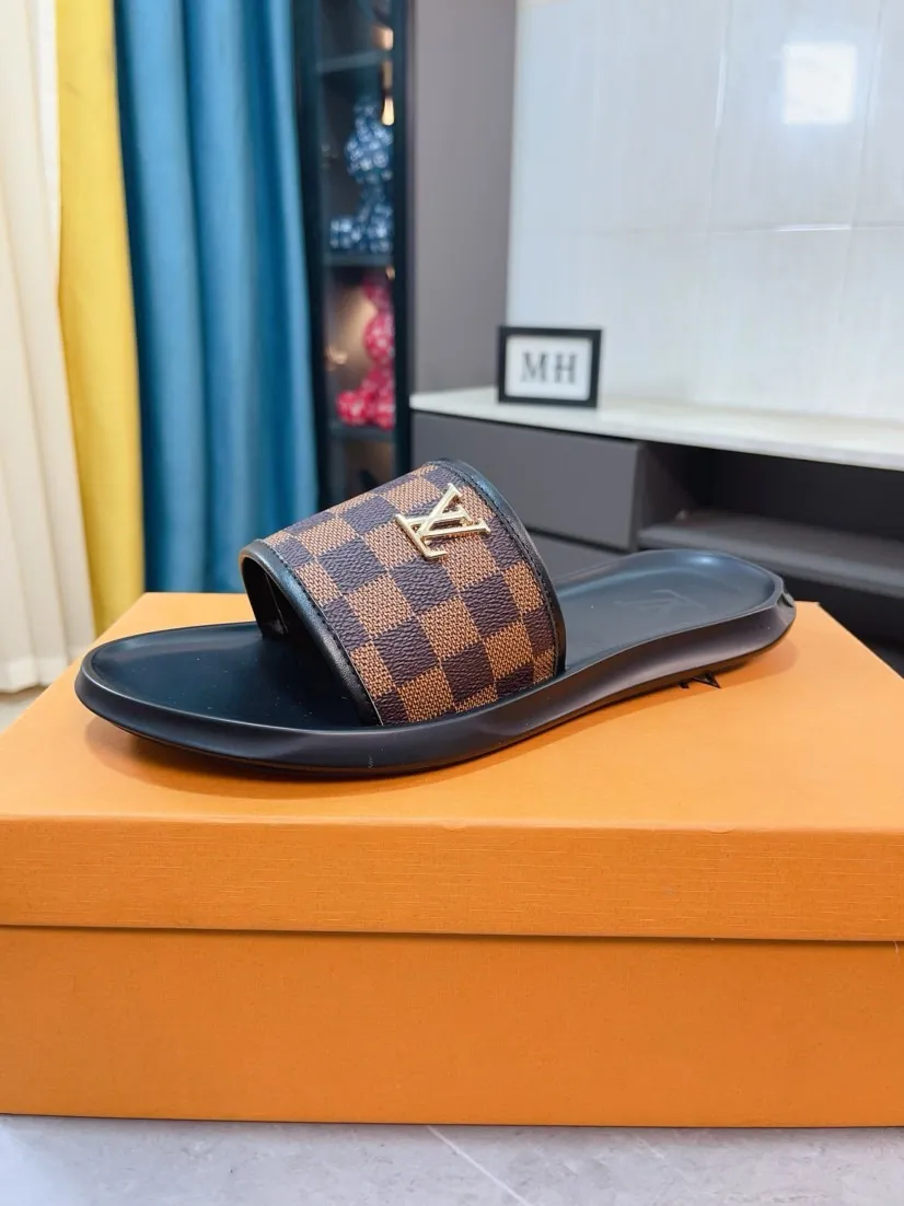 Men's shoes 💰260🌹🌹 (lv-Louis Vuitton) new men's sandals, high-end boutique, exquisite embossed logo decoration on the upper, fine workmanship, super soft soles, casual, loose and comfortable, a must-have in summer! \nsize：38-44